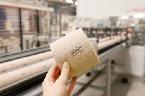 WEPA goes wild: Soziales Toilettenpapier von Goldeimer erhält Verpackung aus WILDPLASTIC®